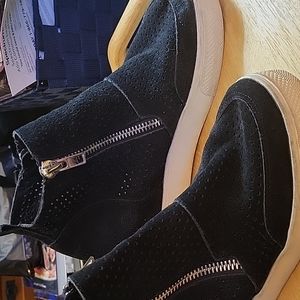 Ladies Steve Madden suede zip ankle boot.